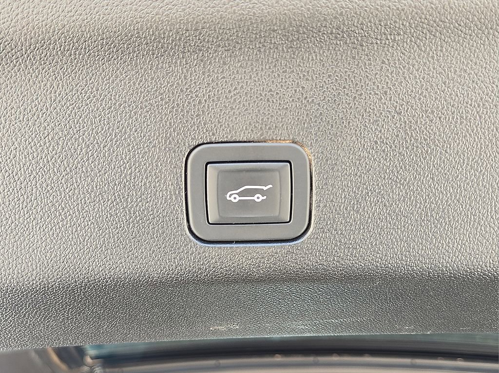 Used 2026 Chevrolet Tahoe LT RWD image 16