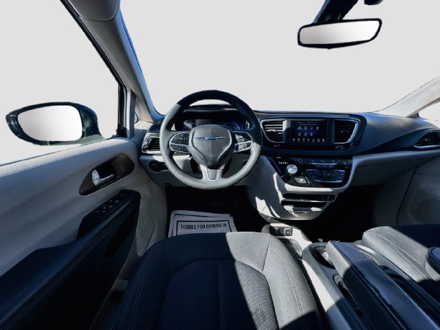 Used 2018 Chrysler Pacifica Touring Plus w/ Tire & Wheel Group FWD image 25