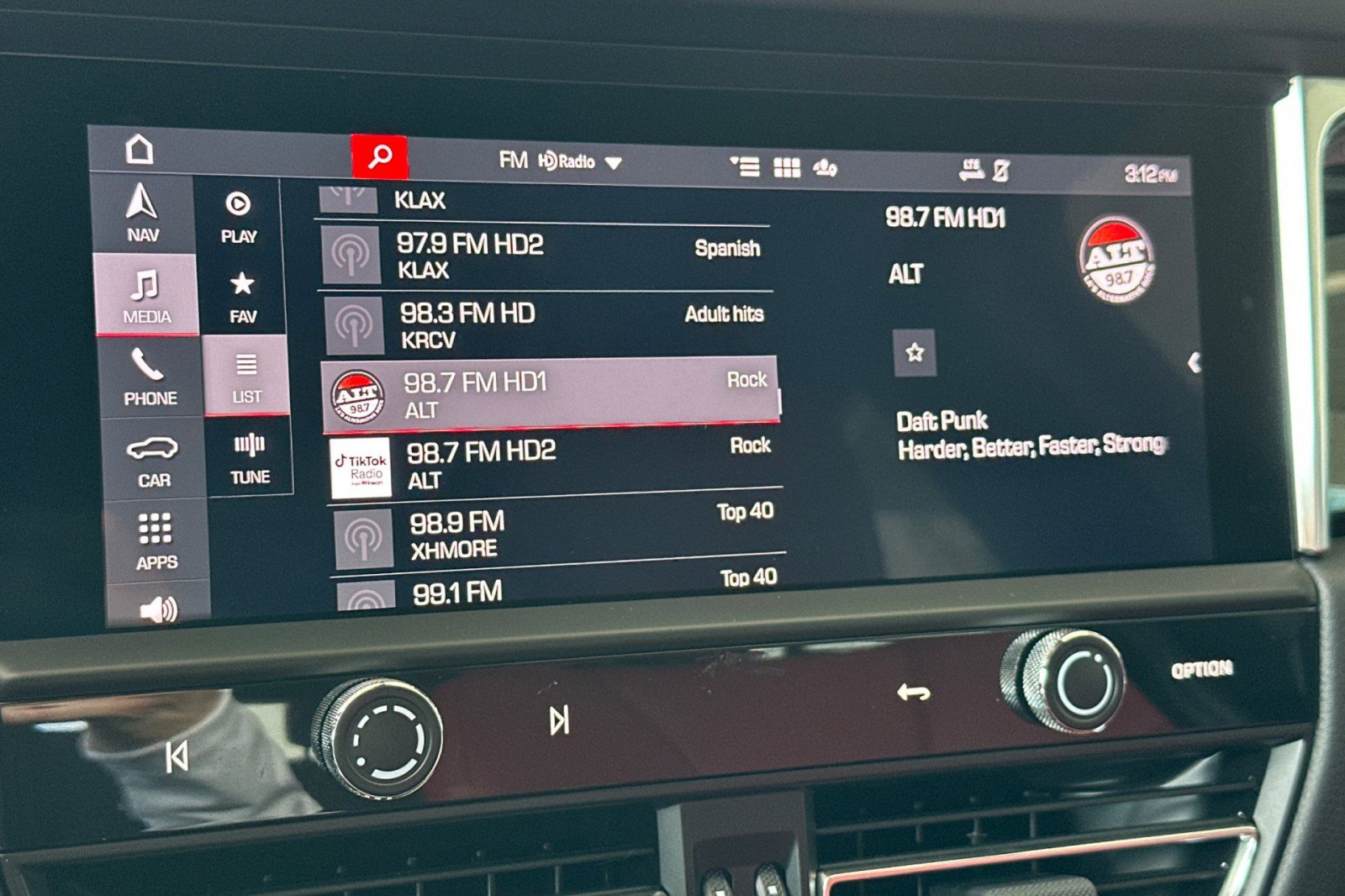 Certified 2025 Porsche Macan image 18