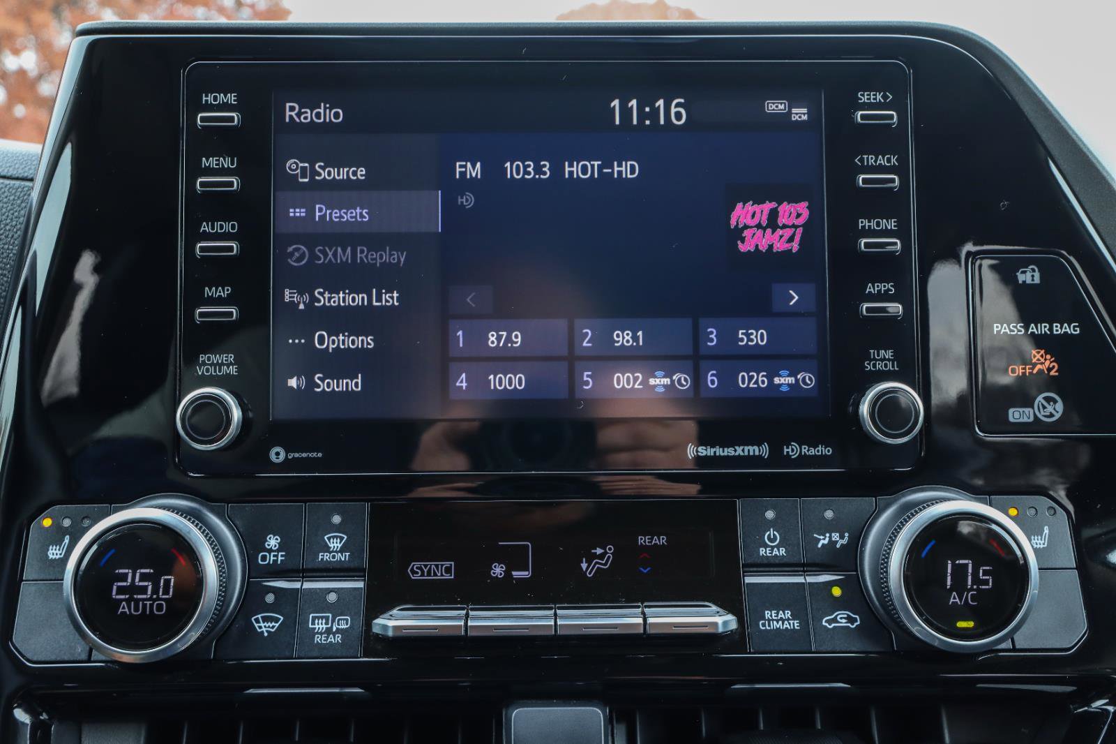 Used 2020 Toyota Highlander XLE image 36