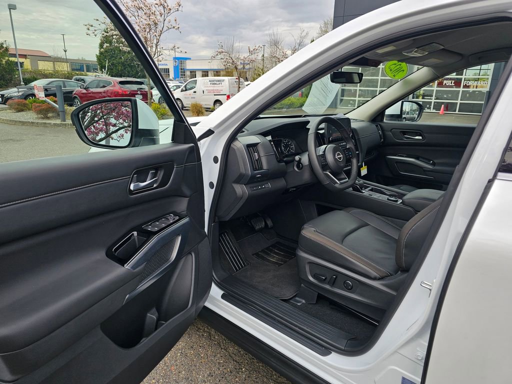 Certified 2025 Nissan Pathfinder SL image 16