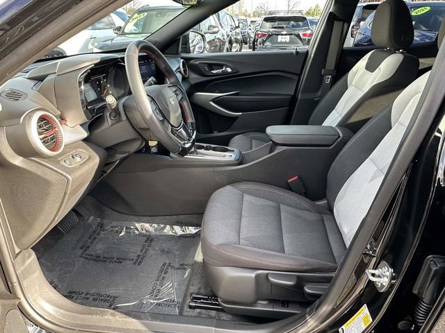 Used 2025 Chevrolet Trax RS w/ Sunroof Package image 18