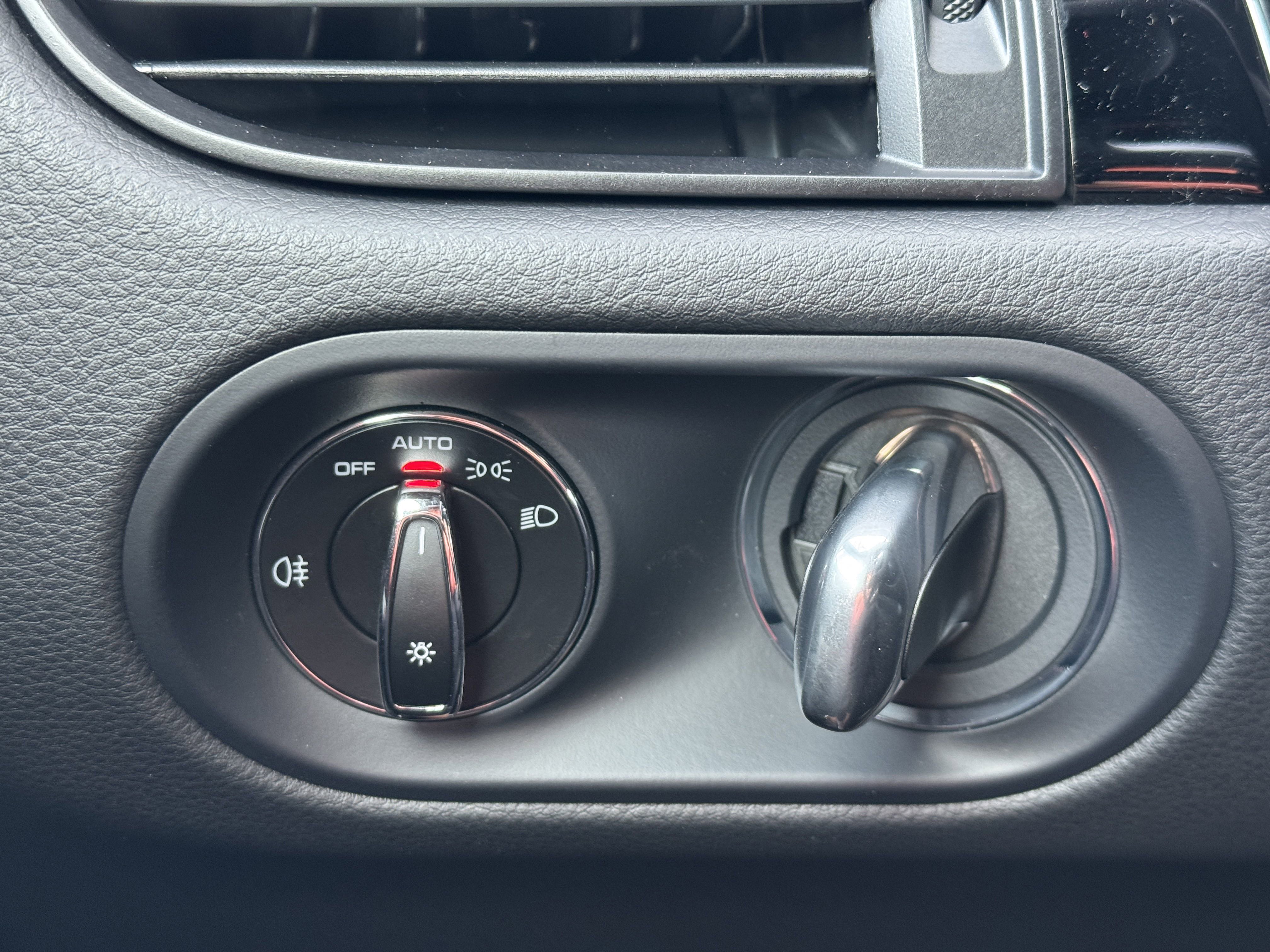 New 2025 Porsche Macan image 32