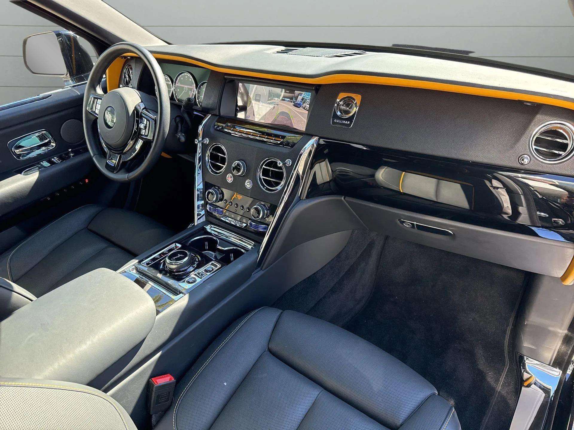 Used 2022 Rolls-Royce Cullinan image 2