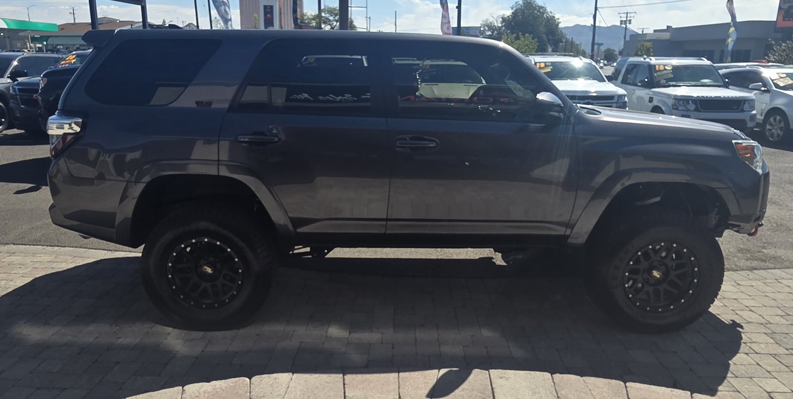 Used 2018 Toyota 4Runner SR5 AWD/4WD image 4