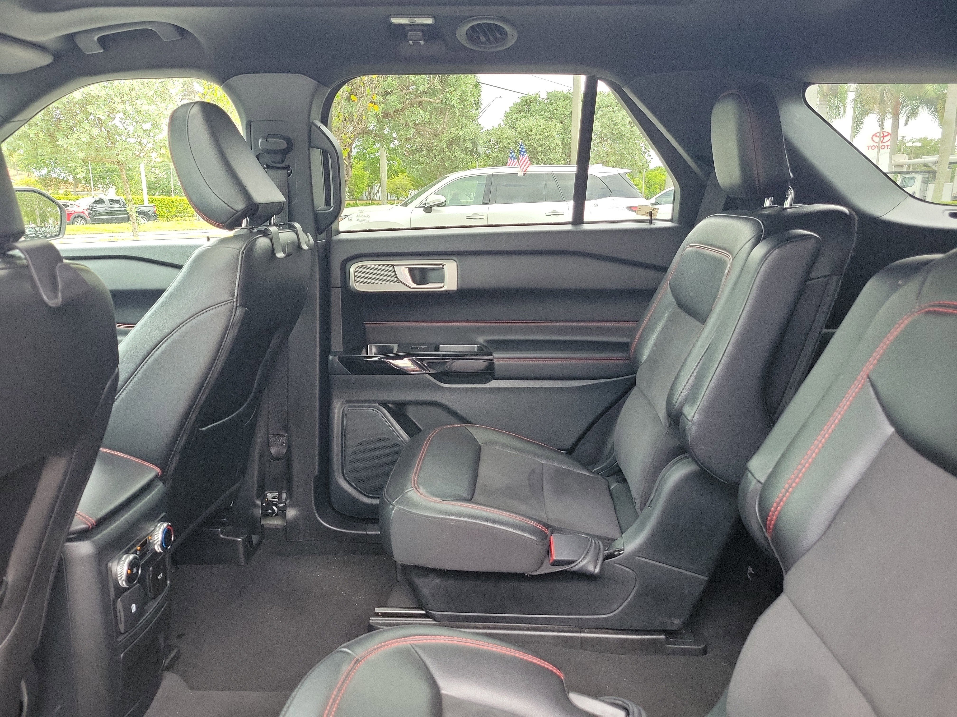 Used 2022 Ford Explorer ST-Line RWD image 16