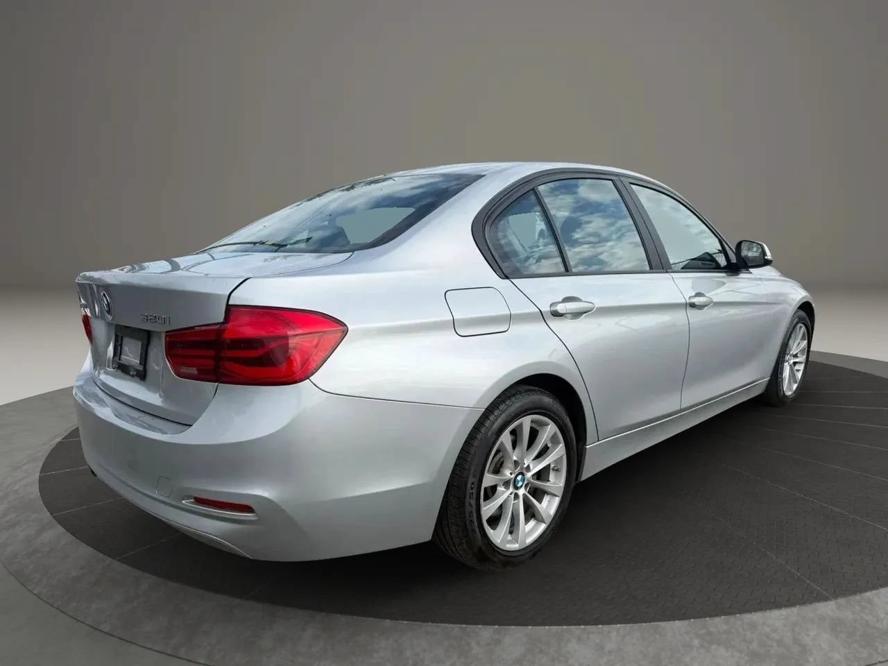 Used 2018 BMW 320i xDrive Sedan w/ Convenience Package AWD/4WD image 5