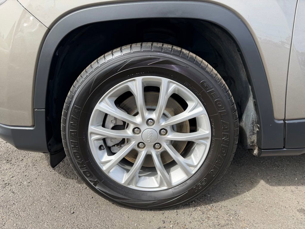 Used 2019 Jeep Cherokee Latitude w/ Popular Appearance Group image 8