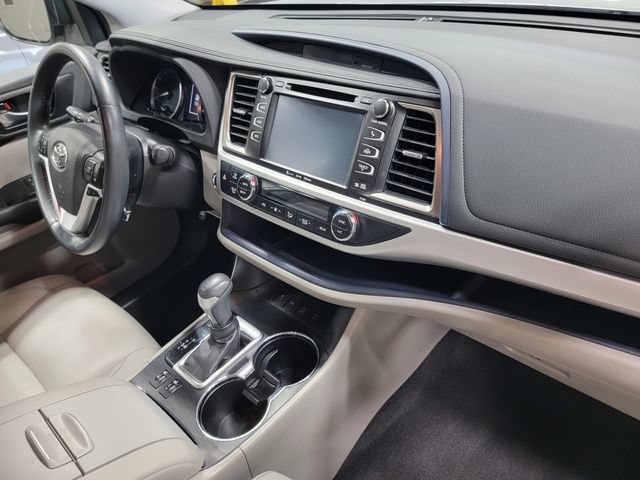 Used 2019 Toyota Highlander XLE AWD/4WD image 16