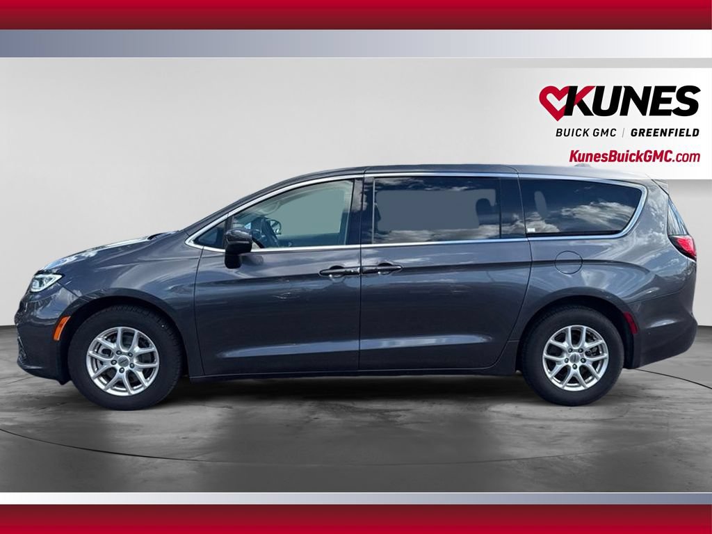 Used 2023 Chrysler Pacifica Touring-L FWD image 10