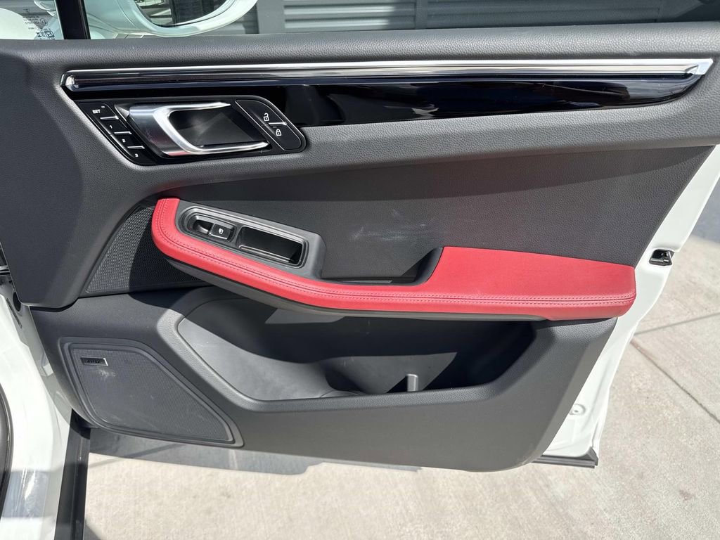 Certified 2025 Porsche Macan image 19