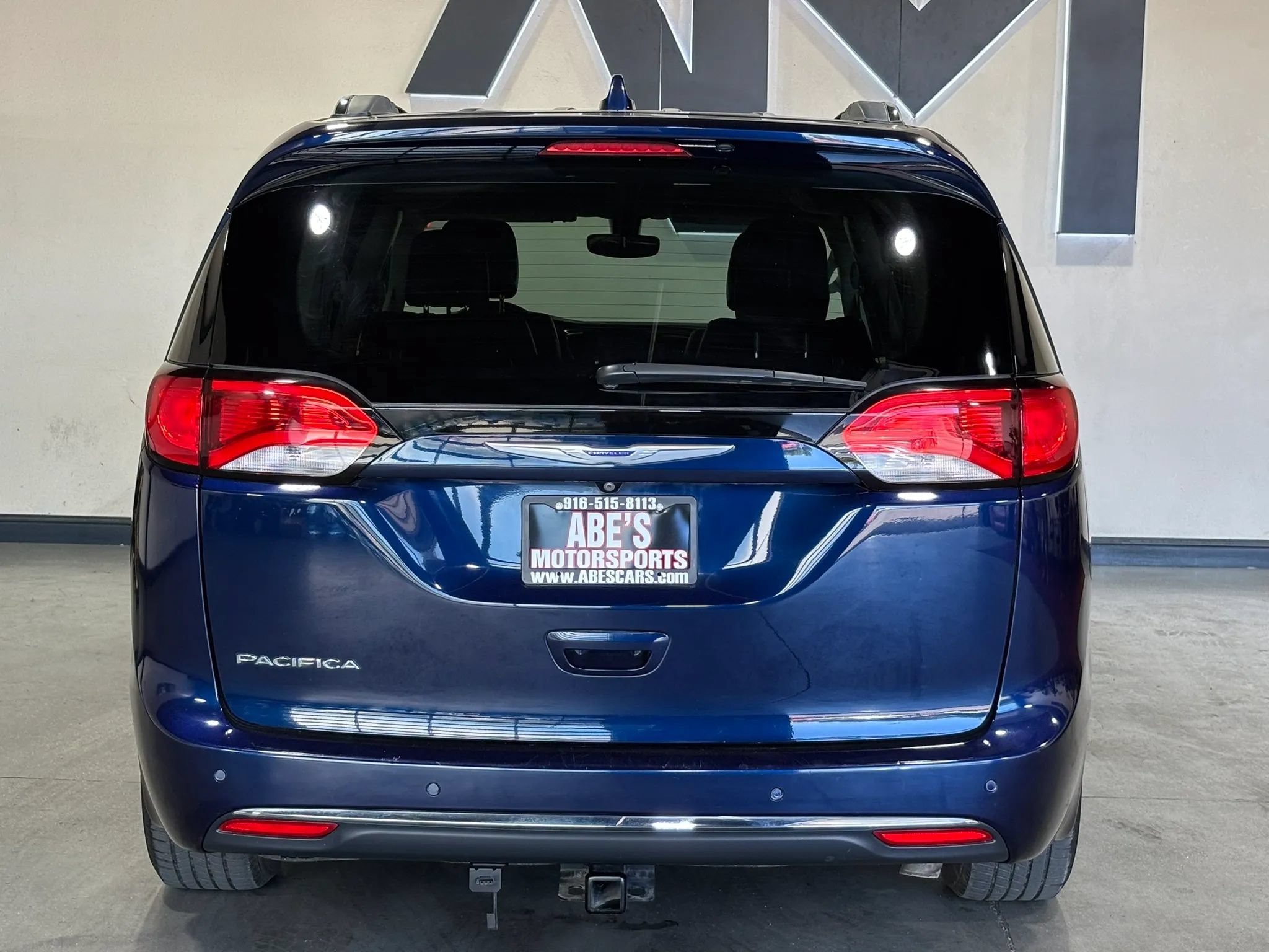 Used 2020 Chrysler Pacifica Touring-L w/ Tire & Wheel Group FWD image 5
