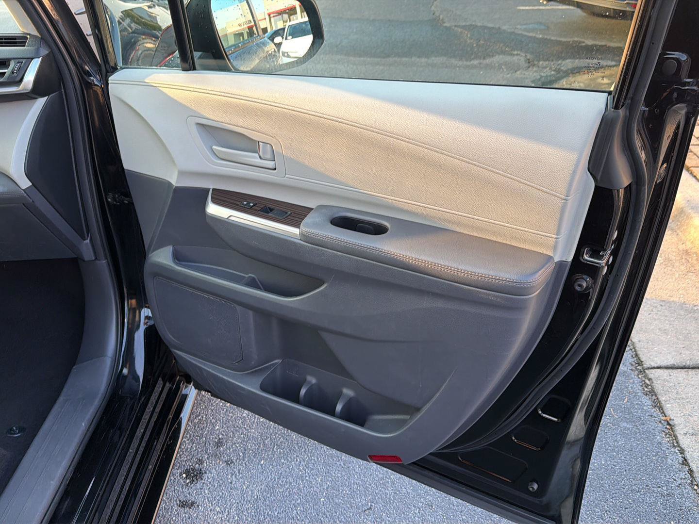 Used 2023 Toyota Sienna LE FWD image 14