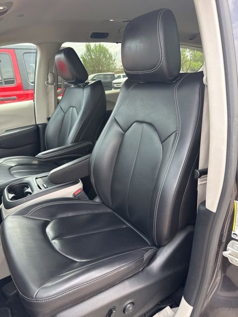 Used 2023 Chrysler Pacifica Touring-L FWD image 12