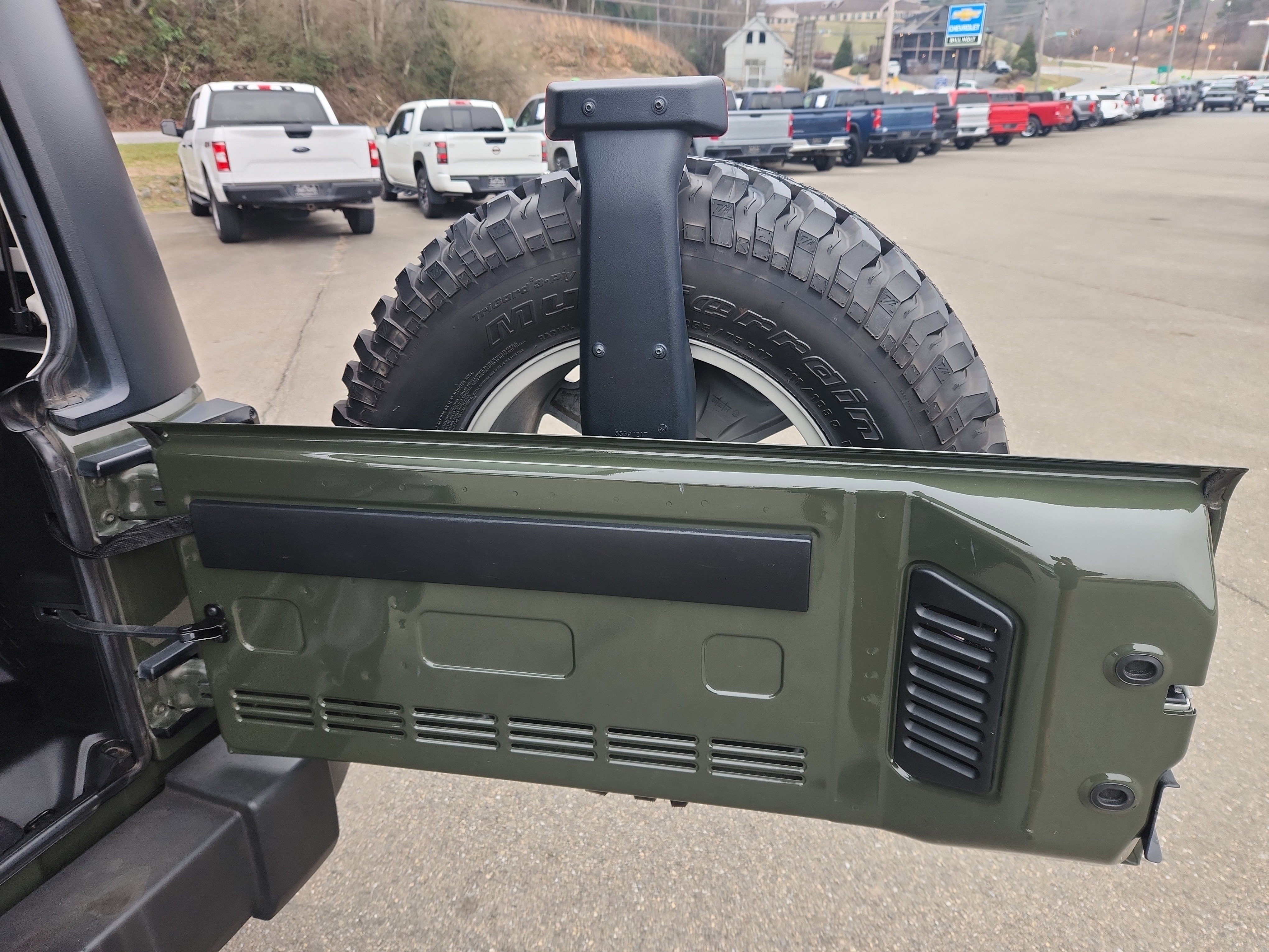 Used 2015 Jeep Wrangler Unlimited Rubicon w/ Connectivity Group image 41