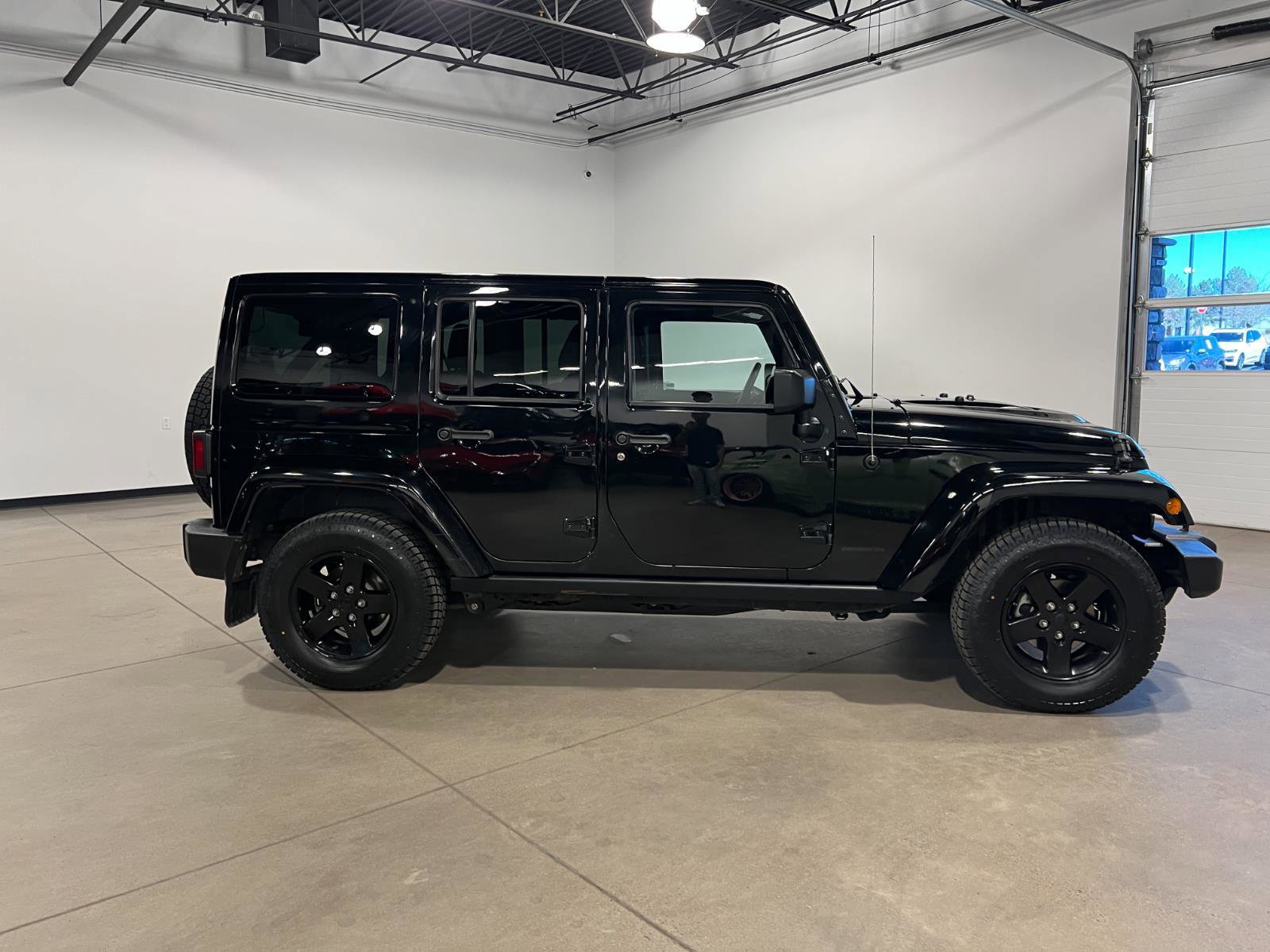 Used 2015 Jeep Wrangler Unlimited Sahara AWD/4WD image 2
