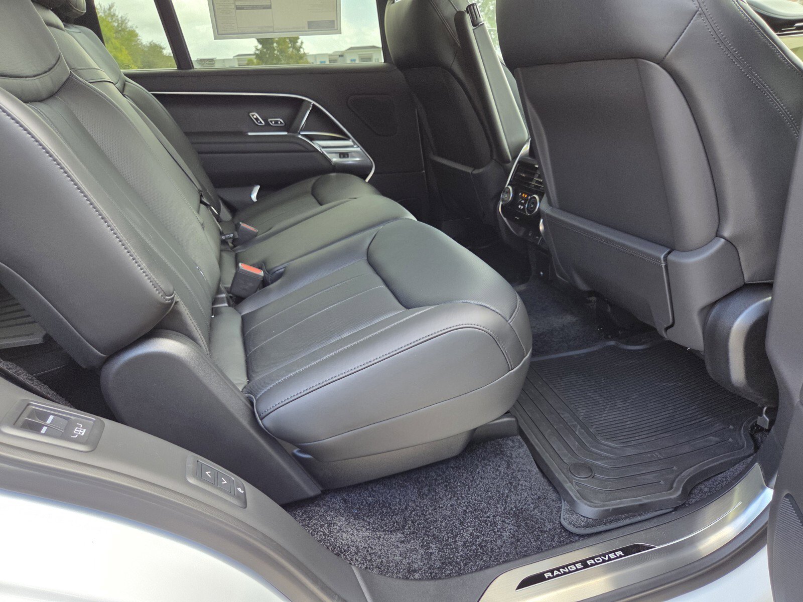 New 2025 Land Rover Range Rover Long Wheelbase SE image 5