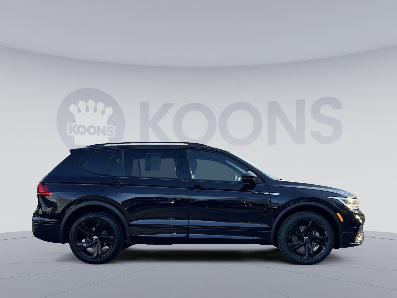 Used 2023 Volkswagen Tiguan SE R-Line AWD/4WD image 7