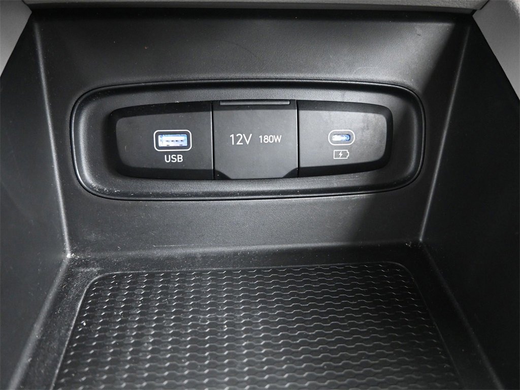 Used 2023 Hyundai Venue SEL image 25