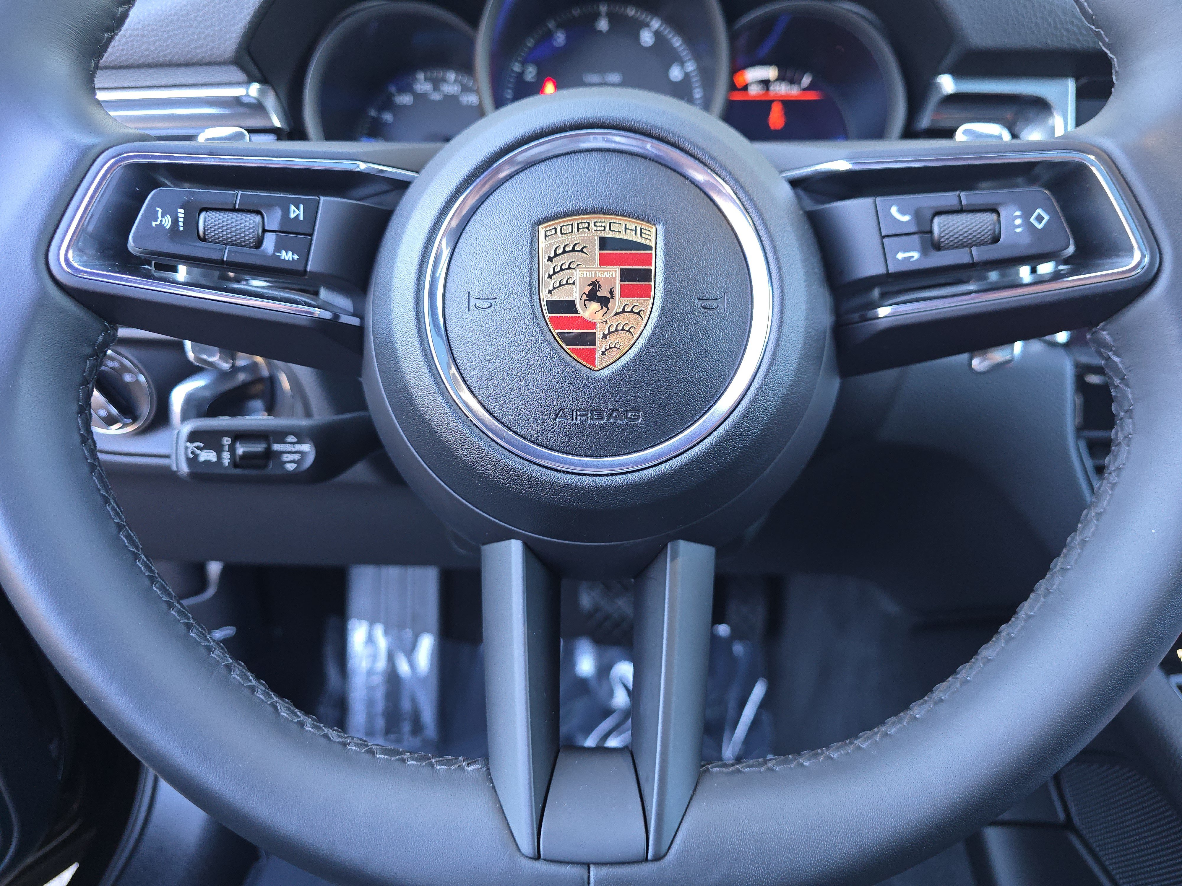 Certified 2025 Porsche Macan AWD/4WD image 19