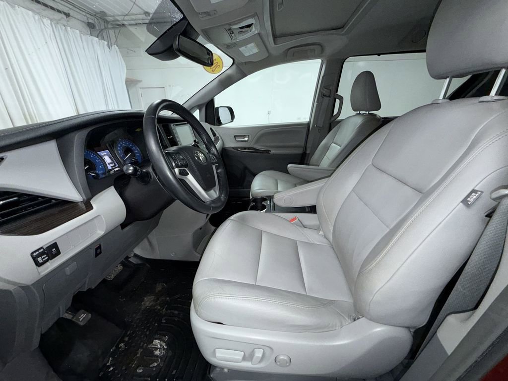 Used 2019 Toyota Sienna XLE FWD image 14