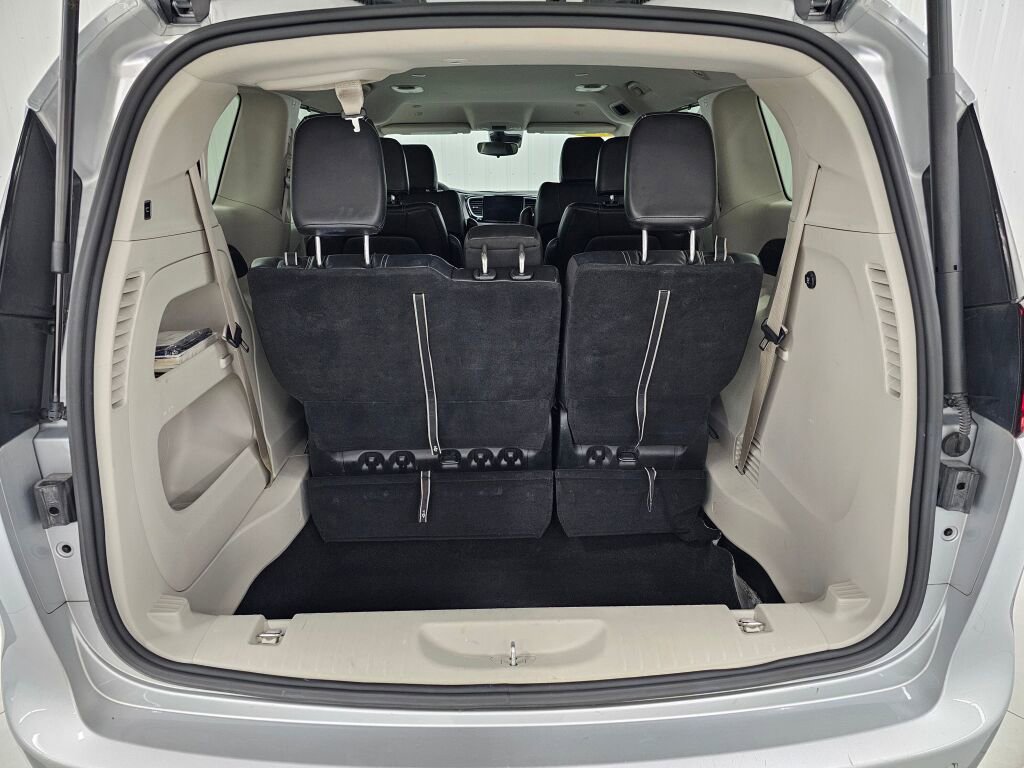 Used 2023 Chrysler Pacifica Touring-L image 18
