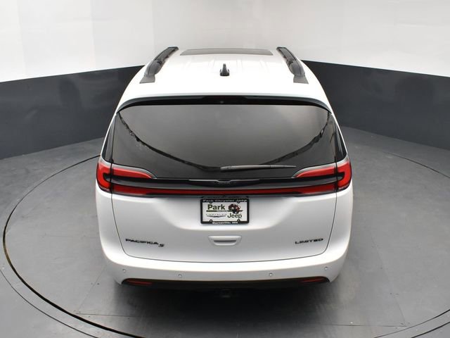 Used 2024 Chrysler Pacifica Limited w/ Uconnect Theater Family Group image 17