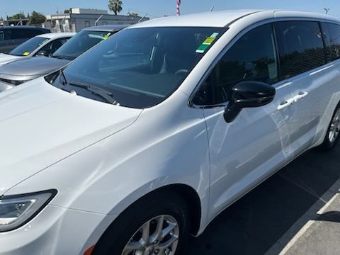 Used 2025 Chrysler Pacifica Select FWD image 2