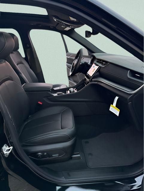 New 2025 Jeep Grand Cherokee L Limited w/ Luxury Tech Group II image 31