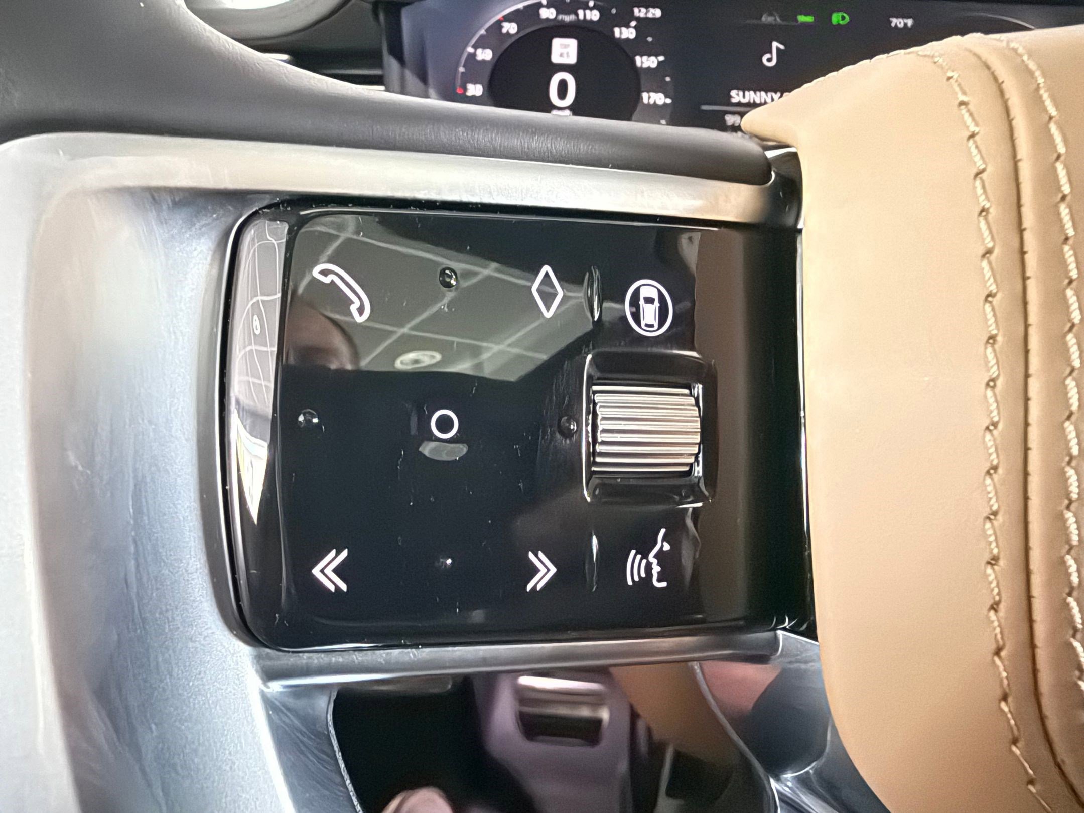 Used 2025 Land Rover Range Rover SE AWD/4WD image 16