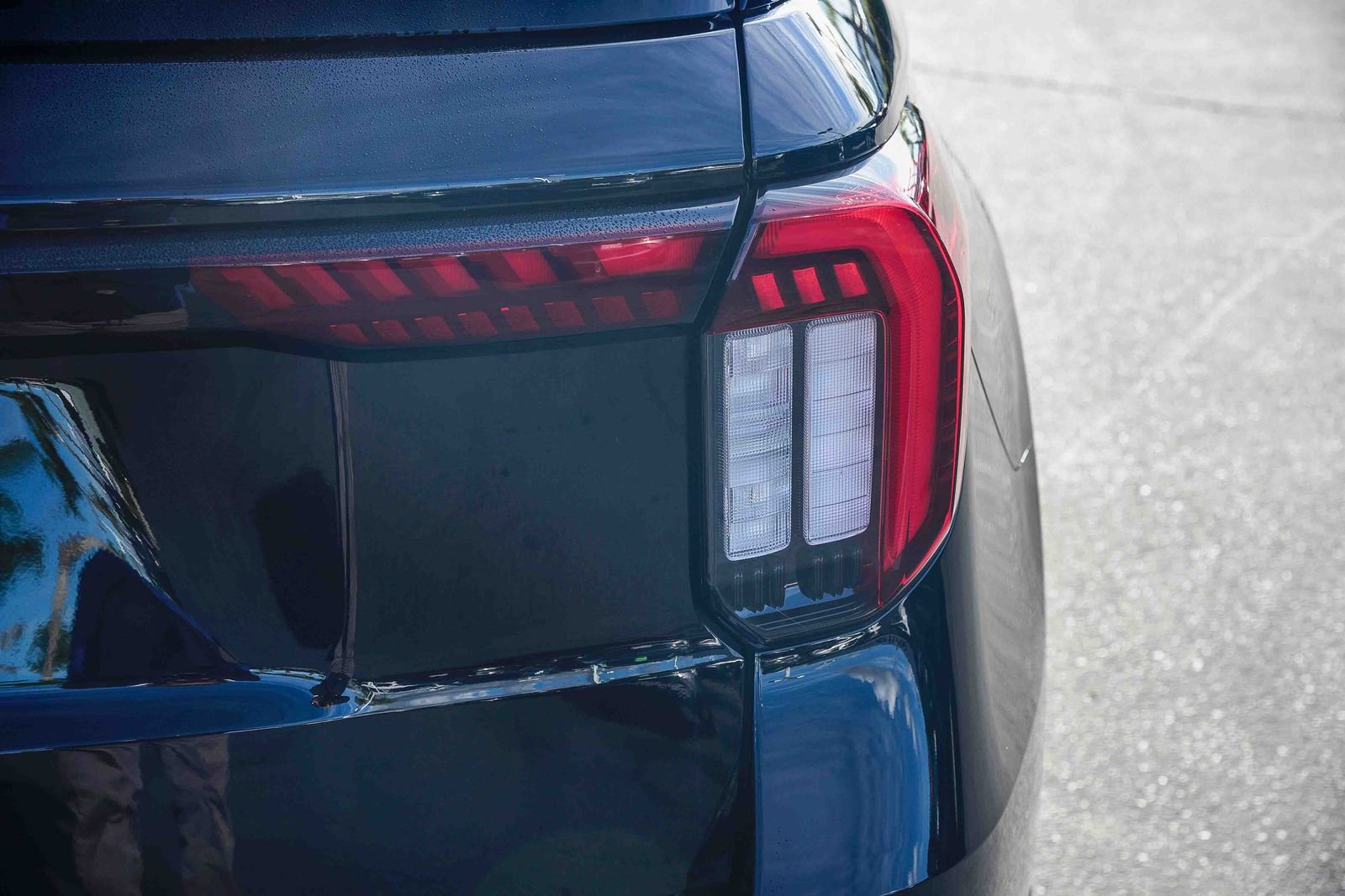 Used 2025 Ford Explorer ST-Line w/ Premium Package image 7