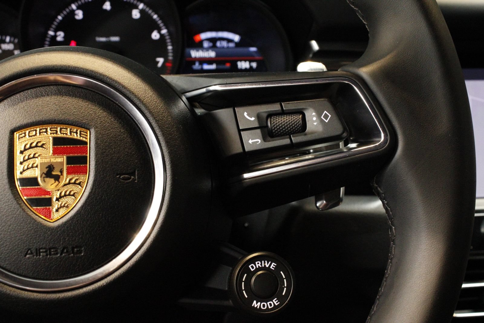 Certified 2026 Porsche Macan AWD/4WD image 25