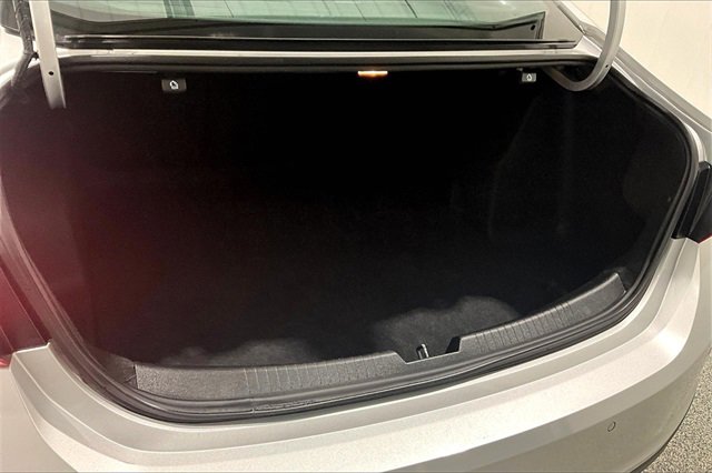 Used 2020 Chevrolet Malibu LT image 38