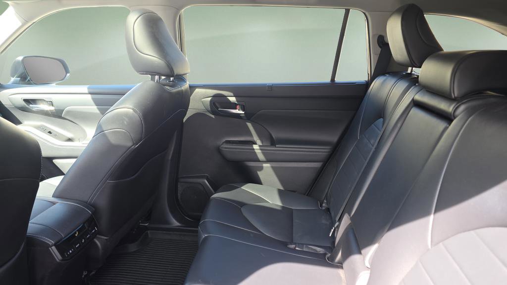 Used 2022 Toyota Highlander XLE image 16