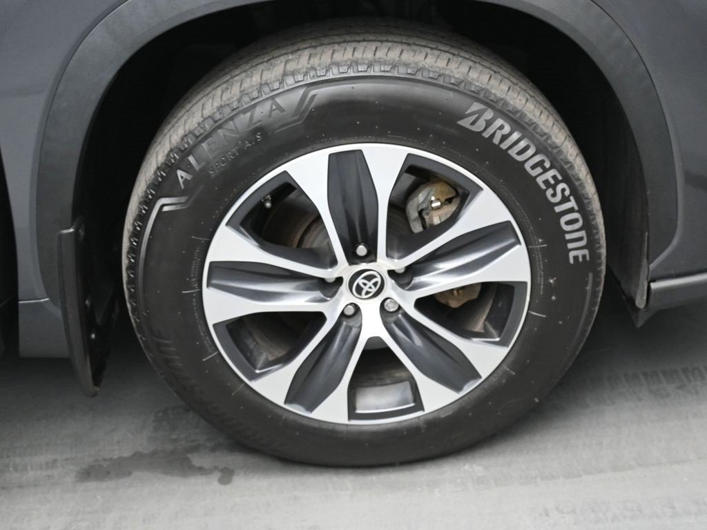Used 2023 Toyota Highlander XLE image 40