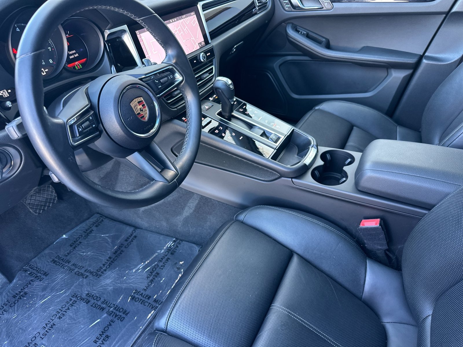 Certified 2024 Porsche Macan AWD/4WD image 5