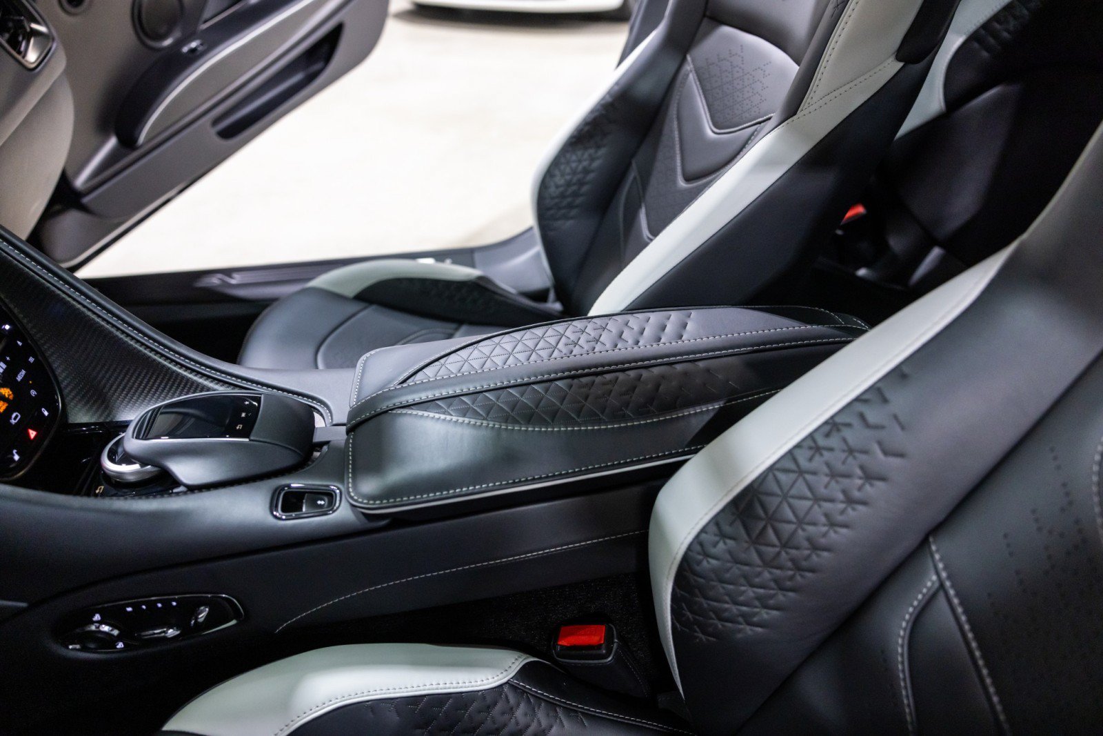 Used 2022 Aston Martin DBS Superleggera RWD image 51