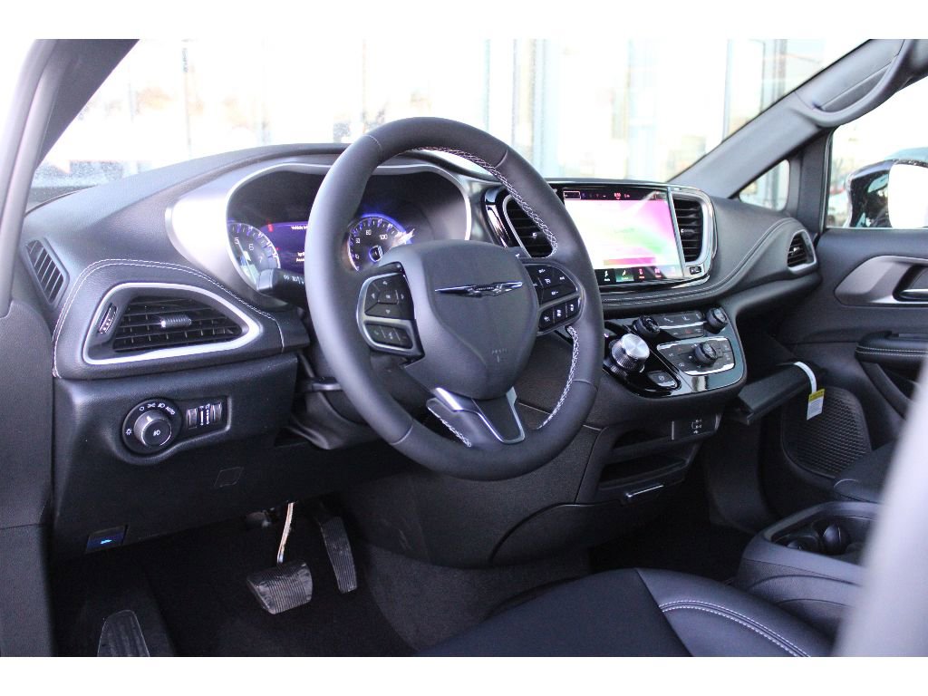 New 2026 Chrysler Pacifica Select image 13