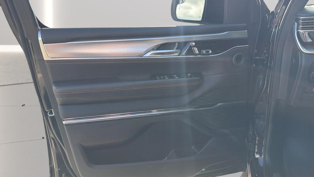 Used 2023 Jeep Grand Wagoneer Series III AWD/4WD image 9