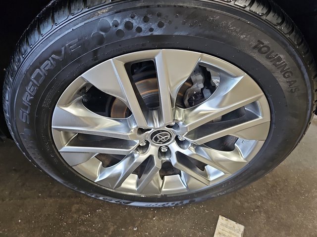 Used 2021 Toyota RAV4 XLE Premium image 33