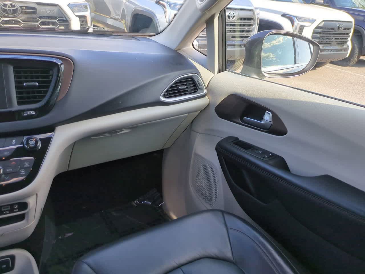 Used 2017 Chrysler Pacifica Touring-L FWD image 17