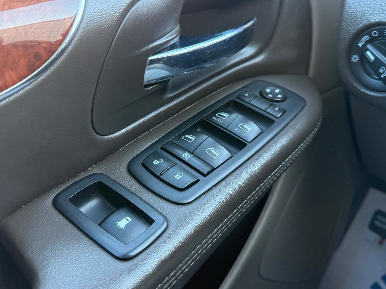 Used 2014 Chrysler Town & Country Touring-L w/ Driver Convenience Group FWD image 19