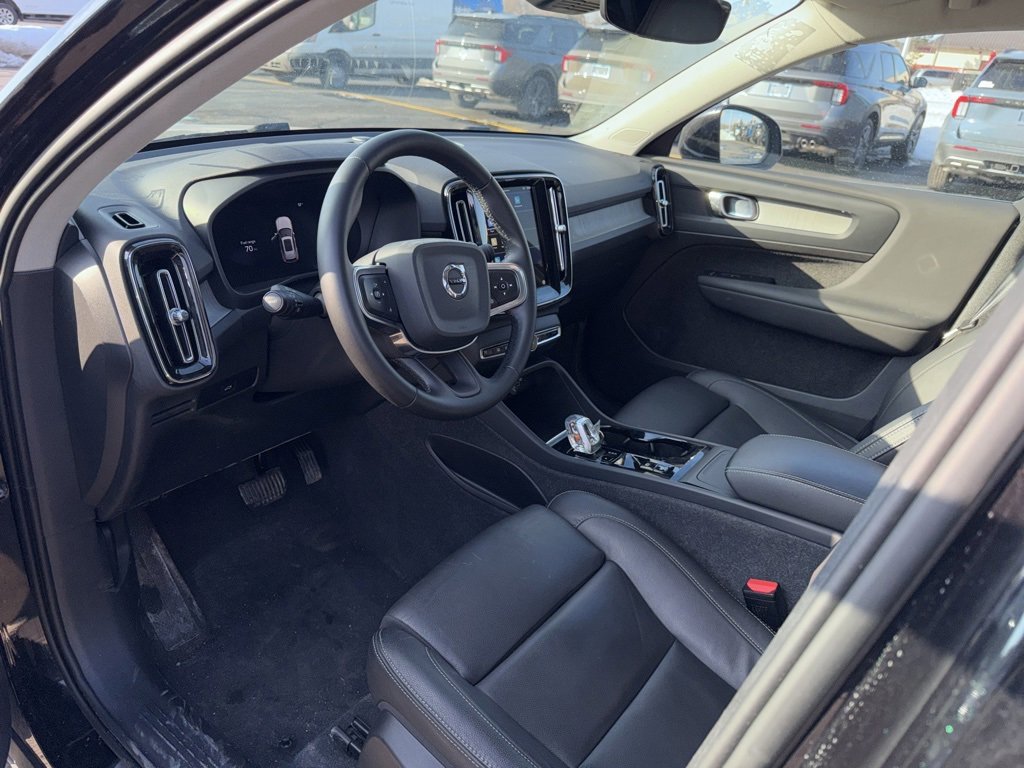 Used 2024 Volvo XC40 B5 Plus image 9