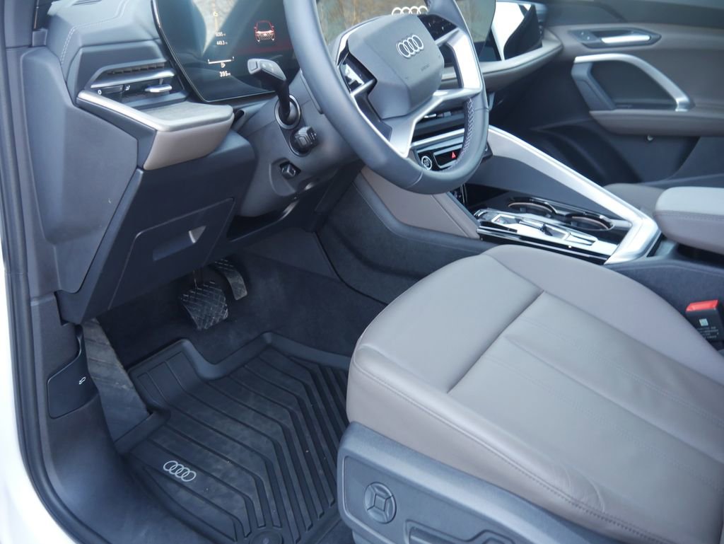 Used 2025 Audi Q5 Premium w/ Convenience Package image 18