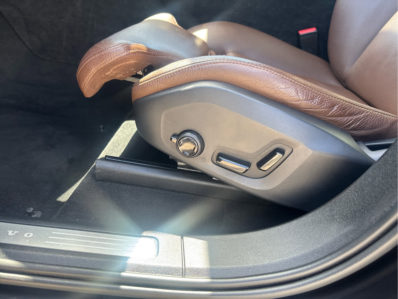 Used 2019 Volvo XC60 T6 Momentum w/ Multimedia Package AWD/4WD image 24