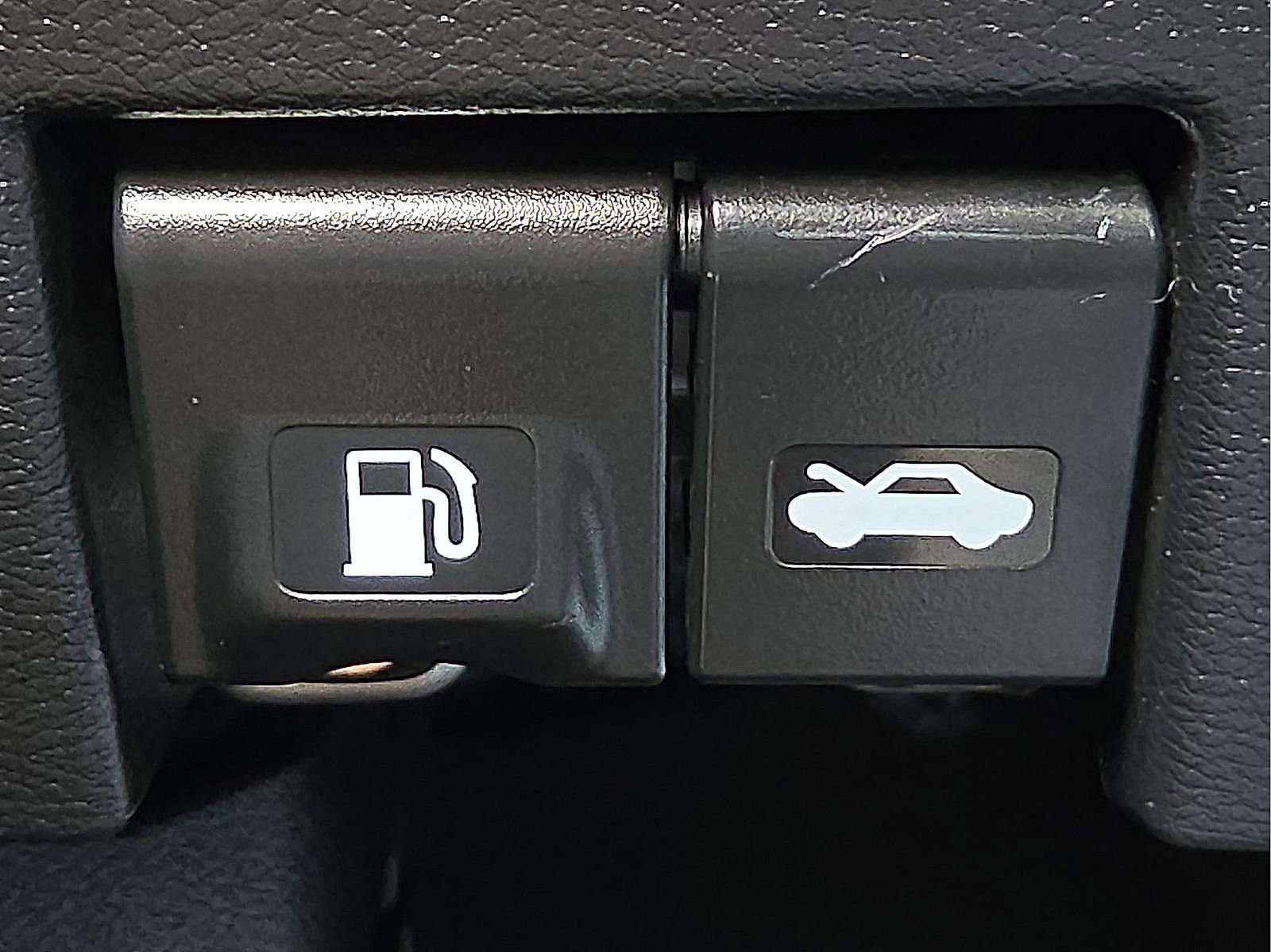 Used 2023 Nissan Kicks SR FWD image 21
