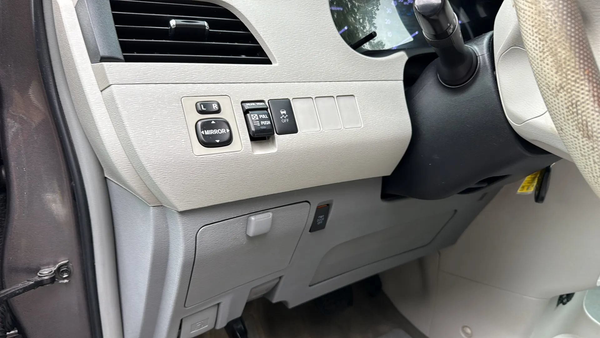Used 2013 Toyota Sienna XLE FWD image 38