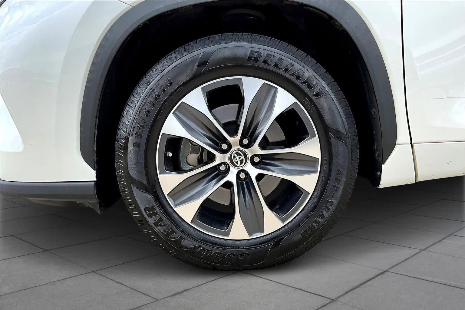 Used 2020 Toyota Highlander XLE FWD image 11