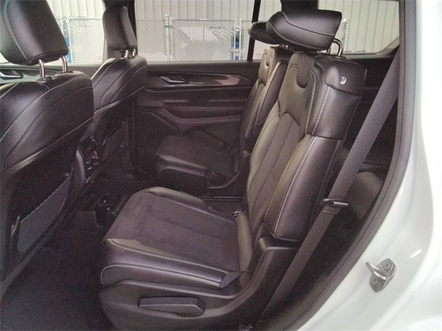 Used 2023 Jeep Grand Cherokee L Laredo image 10