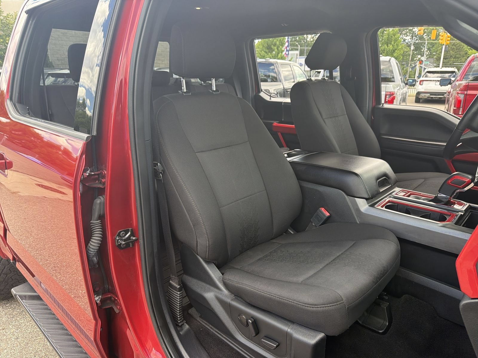 Used 2020 Ford F150 XLT w/ Equipment Group 302A Luxury AWD/4WD image 29